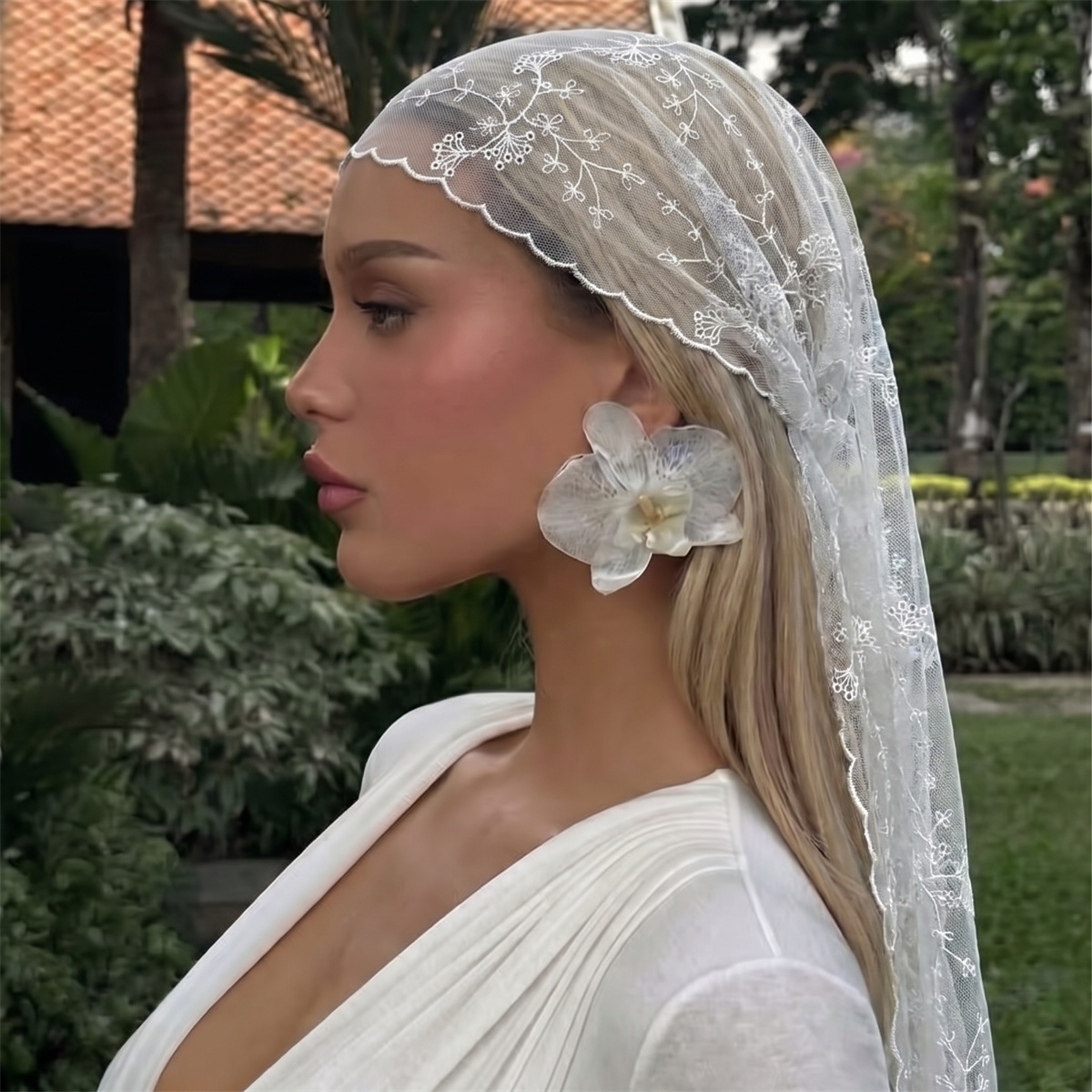 Ascot Neck Scarf - ผ้าคลุมศีรษะลูกไม้ลายดอกไม้สีขาวสำหรับผู้หญิง ผ้าโปร่งบางผูกด้านหลัง ผ้าพันคอแบบผูก ผ้าพันคอคลุมผม ผ้าพันคอคลุมคอสุดหรู ผ้าคลุมศีรษะเจ้าสาว